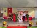 Công an tặng hoa - 